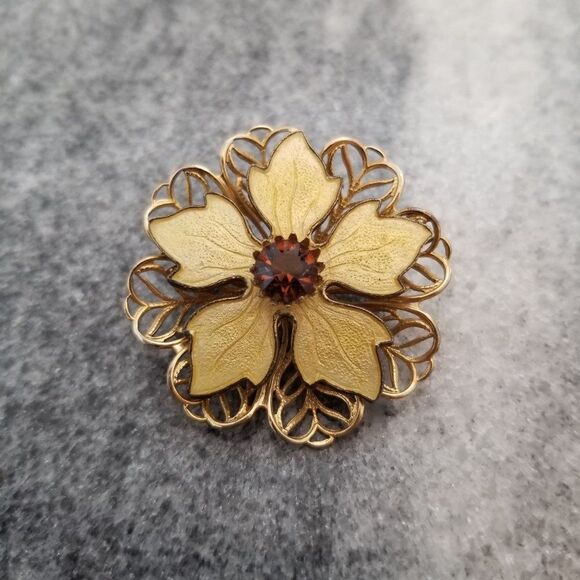 Vintage Gold Tone Filigree and Yellow Enamel Flower Shaped Brooch, Lapel Pin - Picture 5 of 5